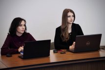 Дві жінки працюють за ноутбуками під час заходу.