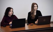Дві жінки працюють за ноутбуками під час заходу.