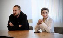 Чоловік та жінка сидять за столом.