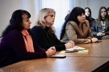 Жінки обговорюють тему під час зустрічі.