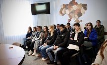 Учасники заходу сидять у конференц-залі, слухаючи спікера.