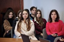 Група студентів уважно слухає виступ.