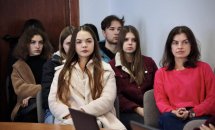 Група студентів уважно слухає виступ.