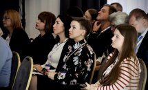 Учасники форуму уважно слухають виступ доповідача, сидячи в конференц-залі.