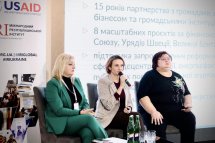 Панельна дискусія, три жінки ведуть розмову про актуальні теми.