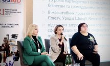 Панельна дискусія, три жінки ведуть розмову про актуальні теми.