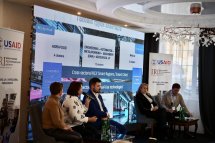 Панельна дискусія з кількома спікерами, які обговорюють розвиток інституцій.