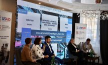 Панельна дискусія з кількома спікерами, які обговорюють розвиток інституцій.