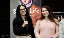 Дві жінки на сцені ведуть дискусію, одна тримає мікрофон.