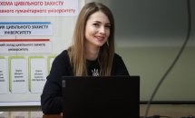 Молода жінка з ноутбуком веде лекцію.