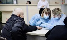 Медичні працівники беруть аналізи у пацієнта.