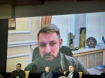 Виступ доповідача через відеозв’язок на великому екрані.