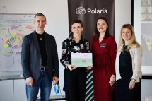 Чоловік та троє жінок знаходяться в офісі.