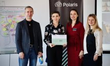 Чоловік та троє жінок перебувають в офісі.
