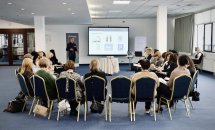 Люди присутні на навчанні керівників ЦНАП. Вони уважно слухають доповідь лектора