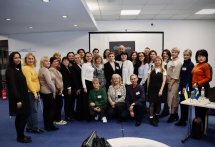 Люди знаходяться в офісі