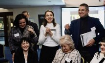 Люди беруть участь в обговорені та посміхаються