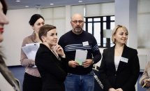 Люди перебувають в офісі. Вони уважно слухають.