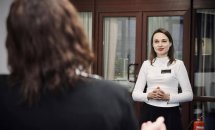 Дві жінки беруть участь у діалозі