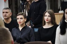 На фото зображені люди, сидять у залі. Вони присутні на презентації інноваційного рішення для підвищення доступності - звукових маячків Пай