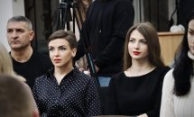 Дві жінки та чоловік сидять у залі. 