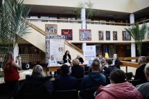 На фото зображено презентація інноваційного рішення для підвищення доступності - звукових маячків Пай. Вона відбулася у Рівненській обласній універсальній науковій бібліотеці