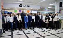 Чоловіки та жінки стоять у приміщені  ЦНАПу в місті Рівному.
