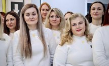 Жінки у білих кофтах знаходяться у приміщені  ЦНАПу в місті Рівному.