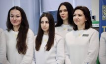 Чотири жінки у білих кофтах знаходяться у приміщені  ЦНАПу в місті Рівному.