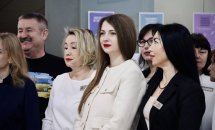Люди знаходяться у приміщені  ЦНАПу в місті Рівному. Вони посміхаються.