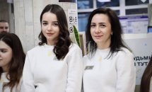Жінки у білих кофтах знаходяться у приміщені  ЦНАПу в місті Рівному.