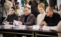 Дві жінки та двоє чоловіків беруть участь у діалоговій зустрічі.