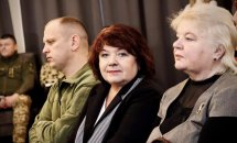 Чоловік та двоє жінок беруть участь у діалоговій зустрічі.