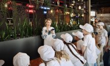 Діти уважно слухають жінку у вишиванці.