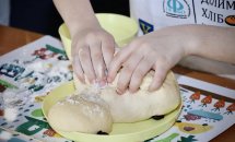Дитина робить виріб з тіста.