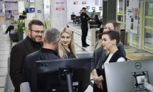 У приміщенні державної установи група людей.
