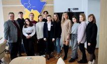 Групове фото у кабінеті на фоні карти Рівненської області.