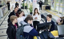 Жінка розповідає щось для студентів перебуваючи біля комп'ютера.