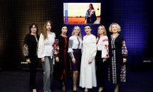Сім жінок у вишитому одязі позують для спільного фото.