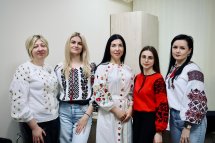П'ятеро жінок у вишитому одязі позують для фото.