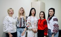 П'ятеро жінок у вишитому одязі позують для фото.
