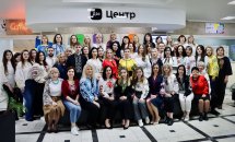 Групове фото у вишиванках у приміщенні ЦНАП.