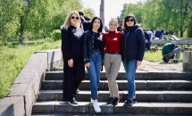 Чотири жінки фотографуються надворі.