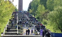 Масова толока на сходах у парку: люди прибирають територію.