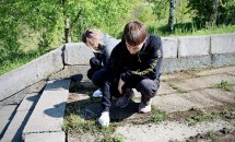 Хлопець та жінка прибирають зілля.