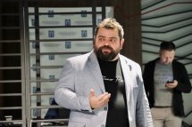 Чоловік з бородою перебуває у приміщенні.
