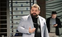 Чоловік з бородою перебуває у приміщенні.