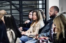 Група людей перебувають у приміщенні на заході.