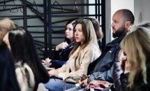Група людей перебувають у приміщенні на заході.
