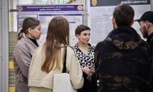 Жінка розповідає щось для двох жінок та двох чоловіків.